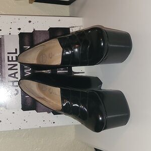 Jeffrey Campbell platform wedge says sz 7.5, fits more like a 6/6.5